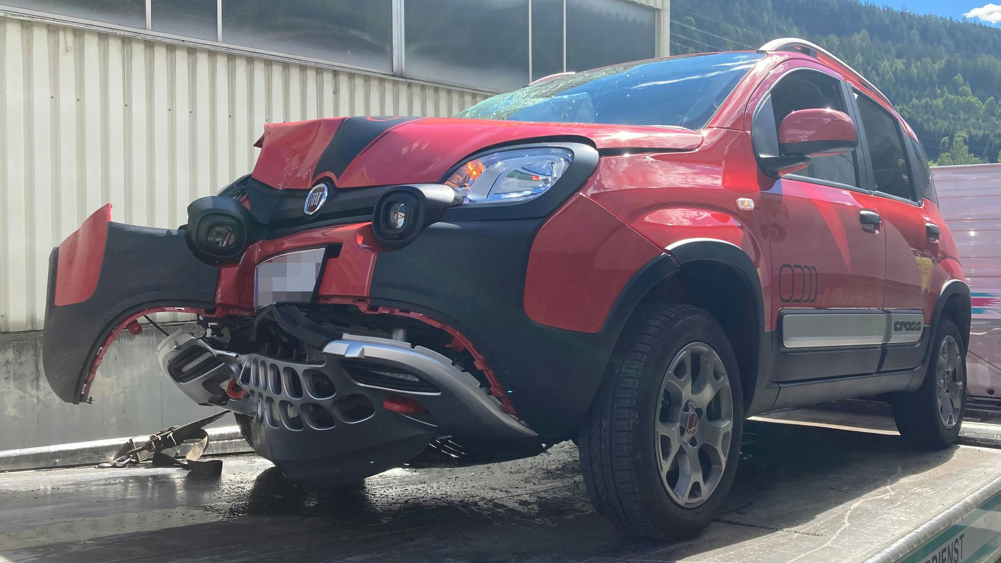 Verkehrsunfall durch Bussard in Zams -fotocredit : ZOOM.TIROL                            