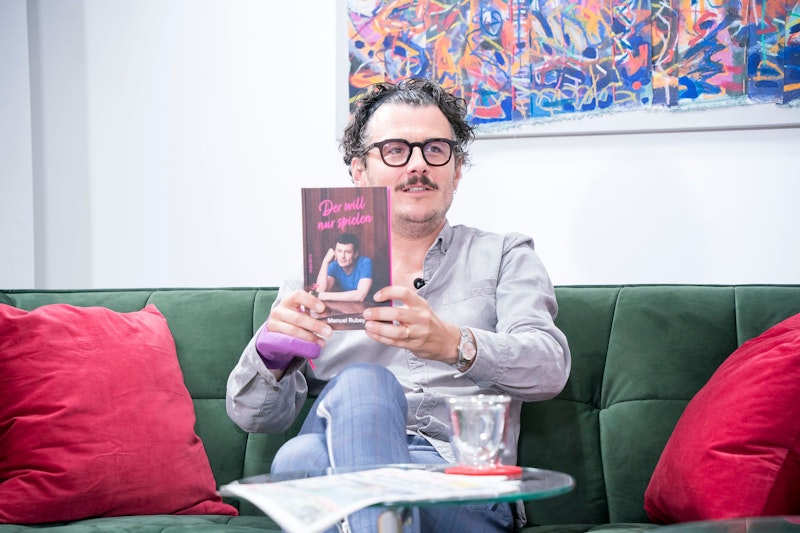 All das und mehr: "Er will nur spielen" - ab 25. August im Handel