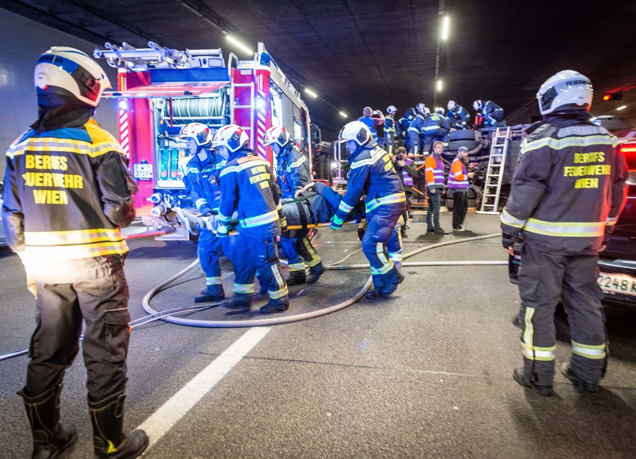 Großübung im Tunnel Kaisermühlen: Rund 100 Einsatzkräfte probten den Einsatz nach einem schweren Verkehrsunfall mit mehreren Verletzten.