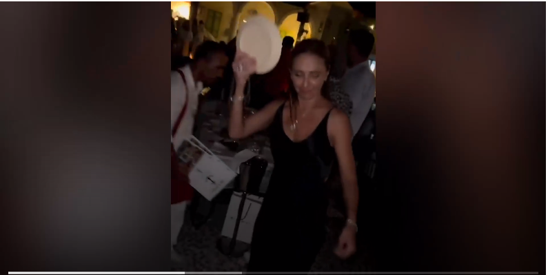 Tatjana Nawka zertrümmert Teller nach griechischer Tradition.