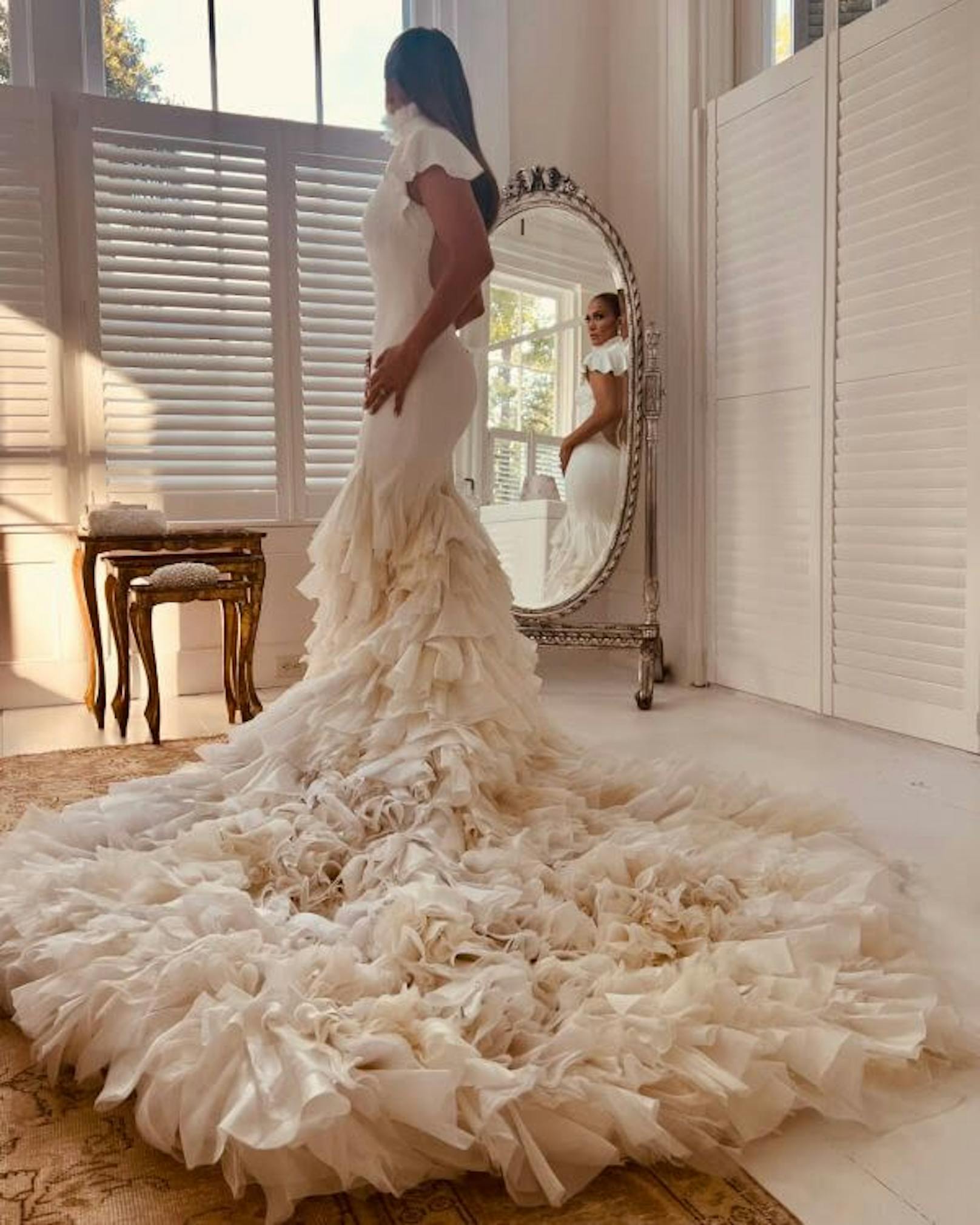 Dieses Kleid trug Jennifer Lopez bei der Trauung mit Ben Affleck. 1000 Taschentücher wurden per Hand angenäht.