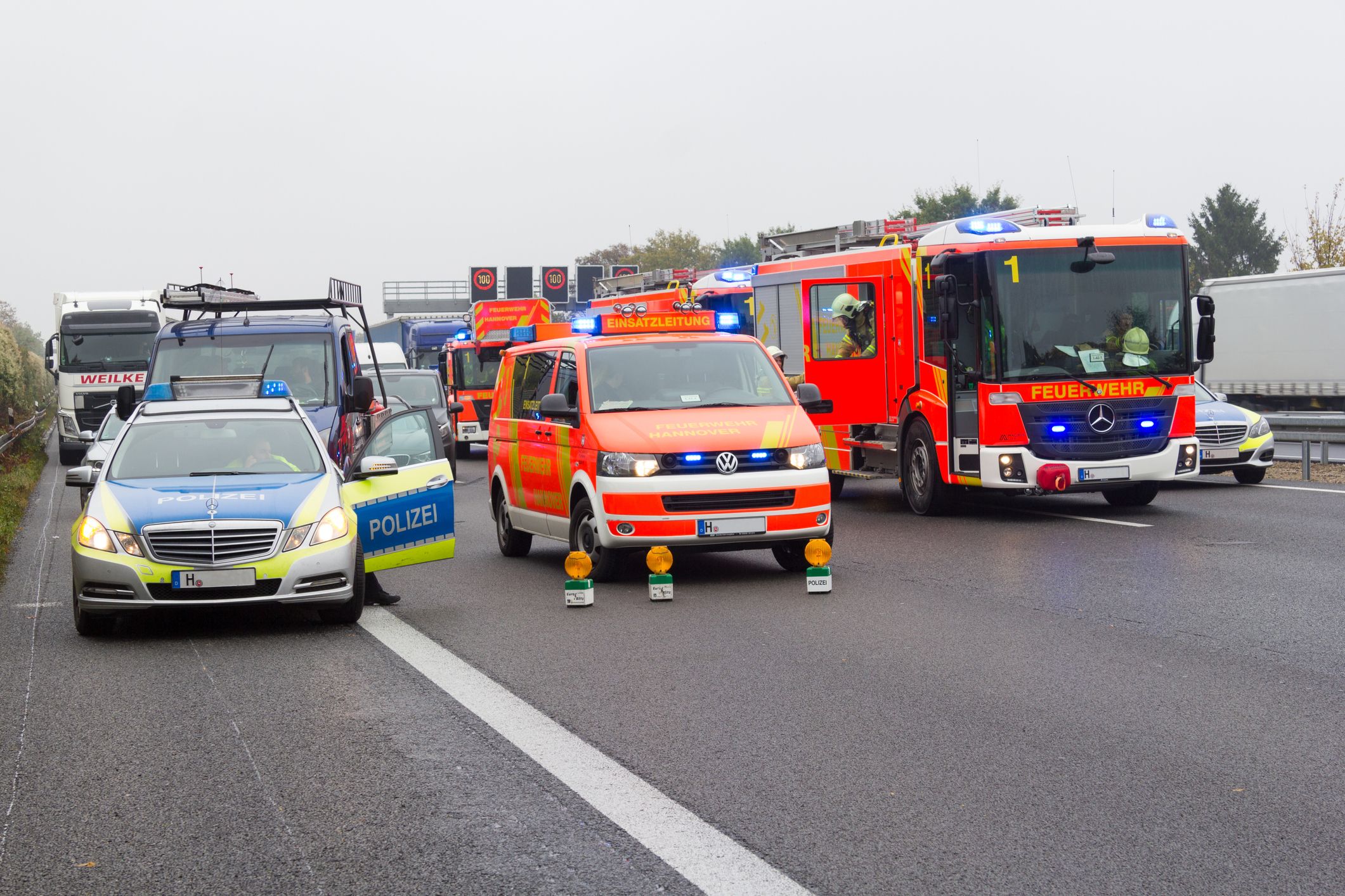 Auf der deutschen Autobahn kam es zu einem ungewöhnlichen Unfall, der glimpflich ausging. (Symbolbild)
