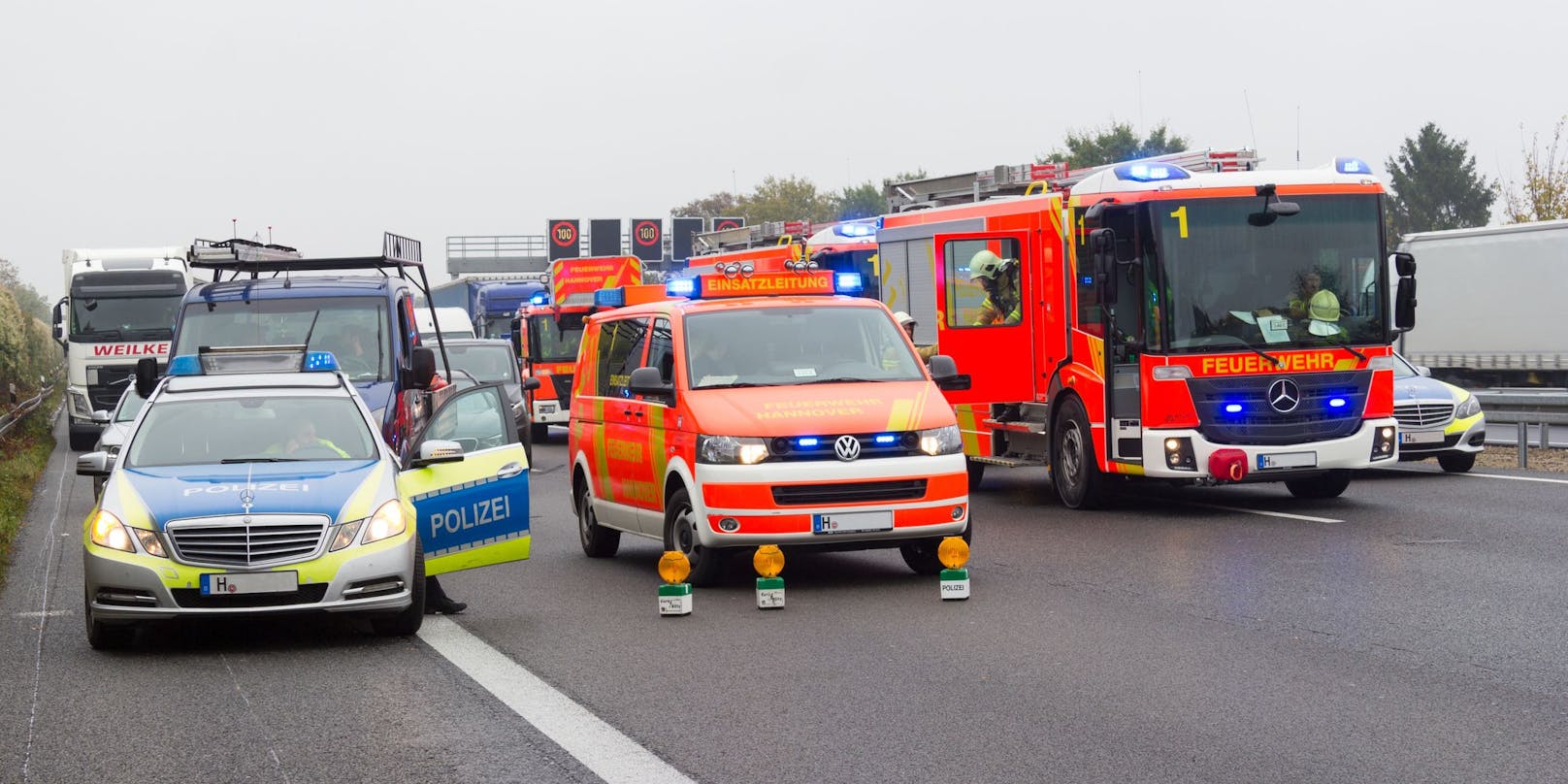 Auf der deutschen Autobahn kam es zu einem ungewöhnlichen Unfall, der glimpflich ausging. (Symbolbild)