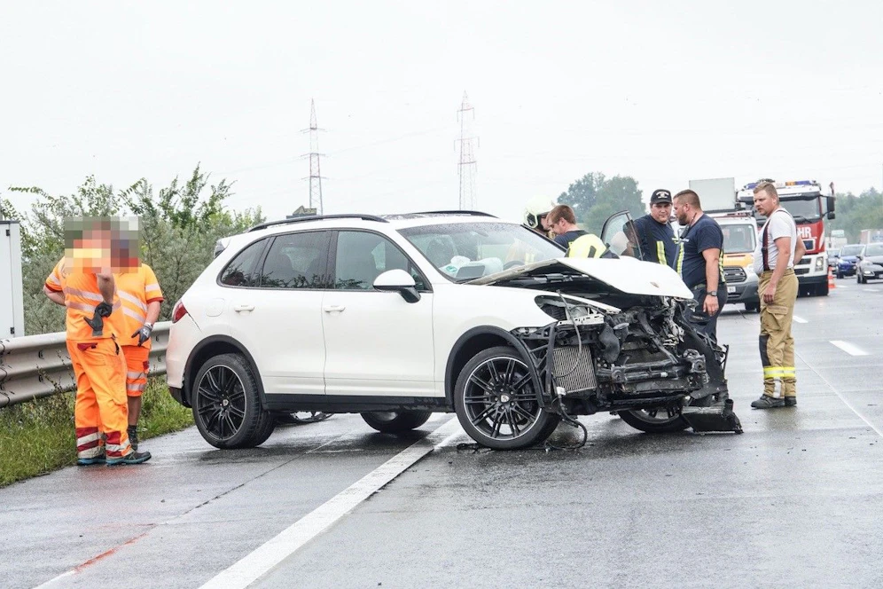 Die Einsatzkräfte beim Auffahrunfall auf der A1.
