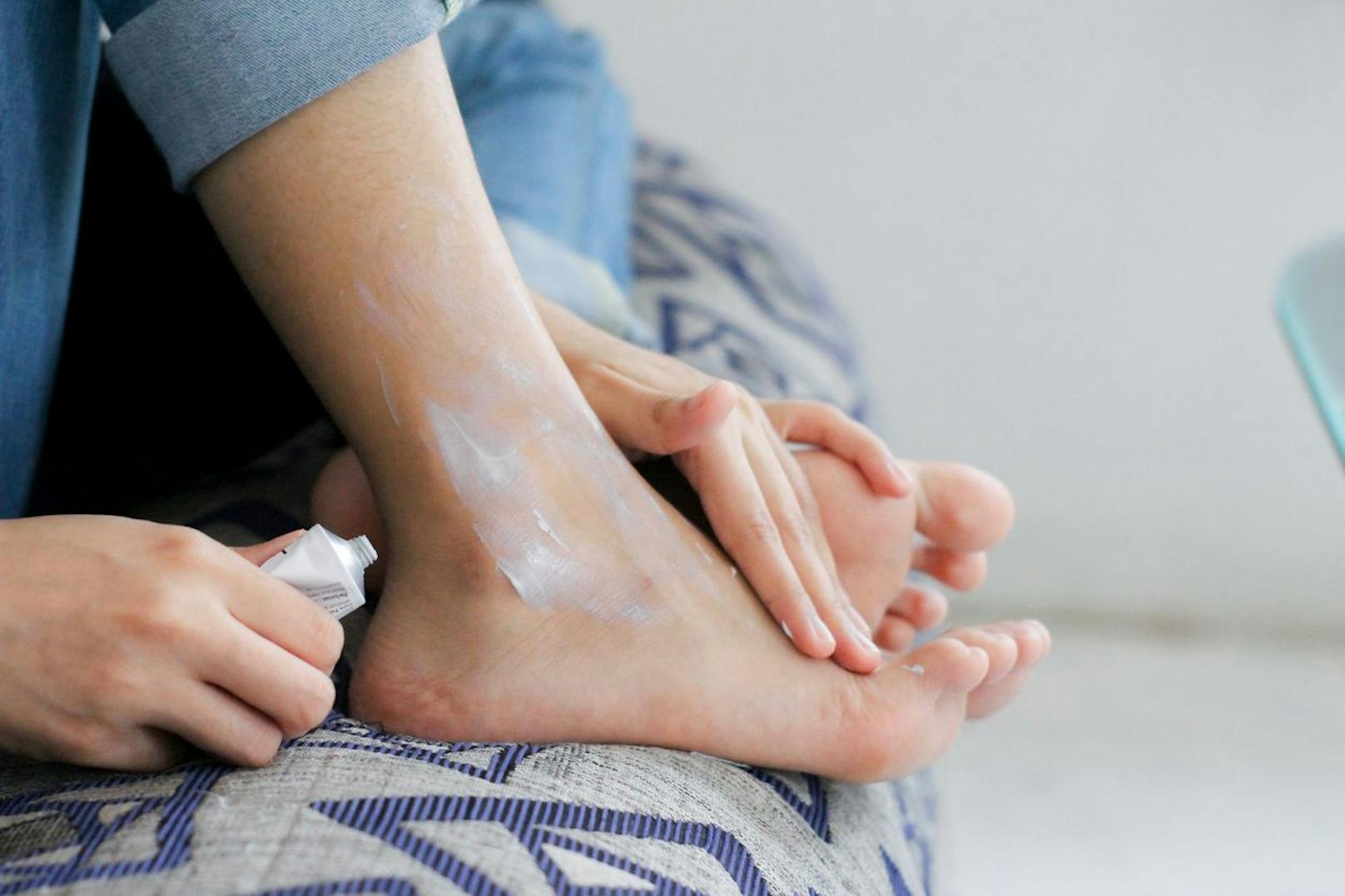 In deinem eigenen Bad brauchst du dich auch nicht vor schlechten Hygieneumständen sorgen. Abschließend nach der Pflege-Kur sollten deine Füße noch mit einer schonenden Seife gereinigt und einer Fuß-Salbe eingecremt werden.