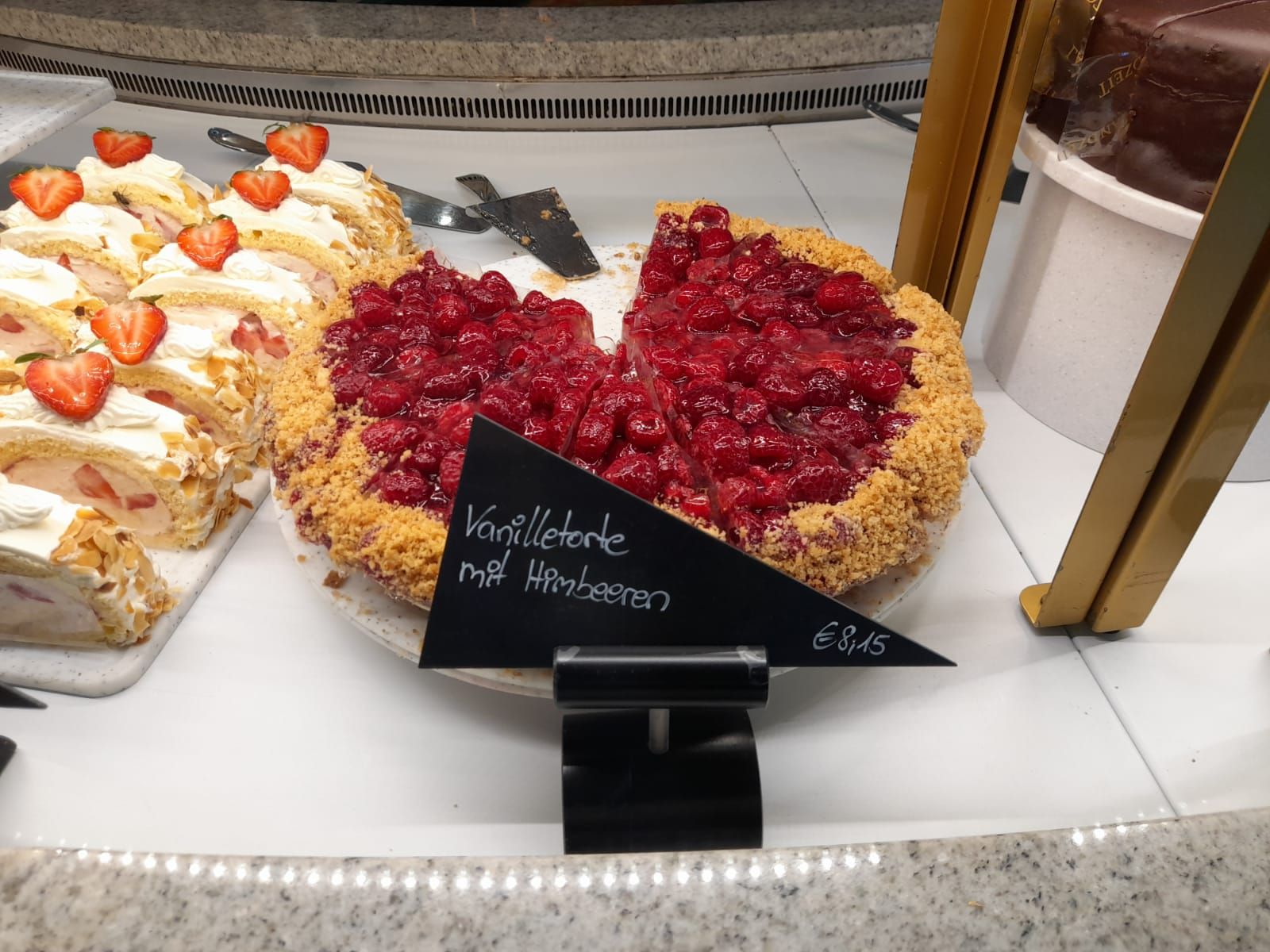 Ein teurer Genuss: die Vanille-Himbeer-Torte auf einer Raststation.