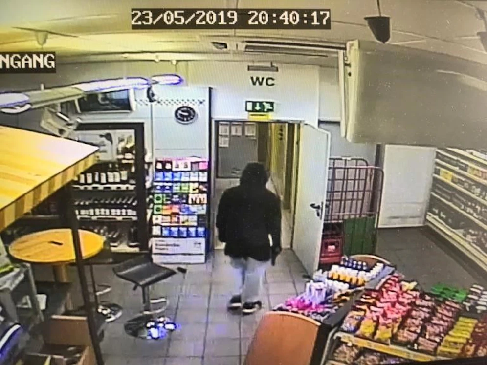 Einer der Täter in der Tankstelle in Stockerau.