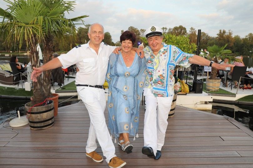 Martin Mai, Charlotte Ludwig und Richard Lugner tanzen Sirtaki 