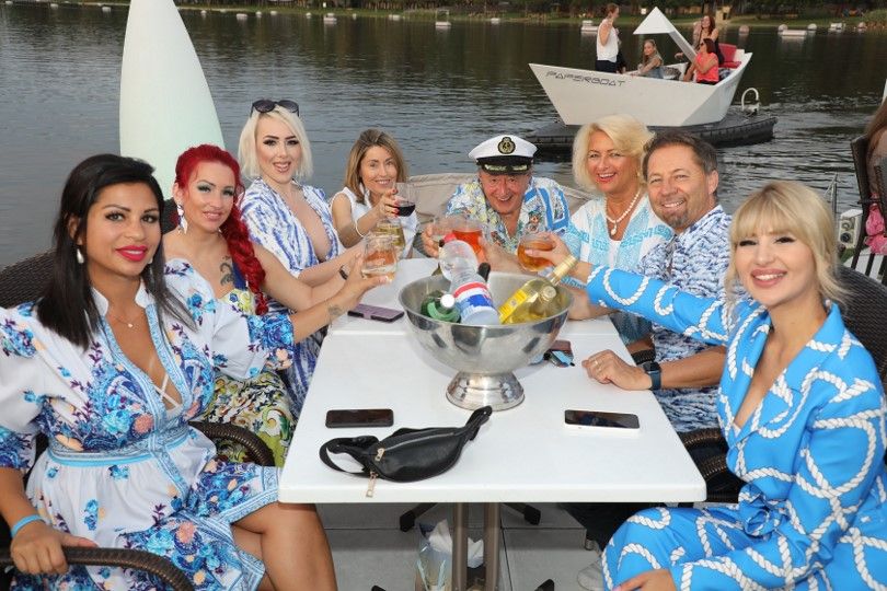 Richard Lugner mit seinem Zoo: Bambi, Momo, Wildsau, Goldfisch, Käfer, Schmetterling und xxxx