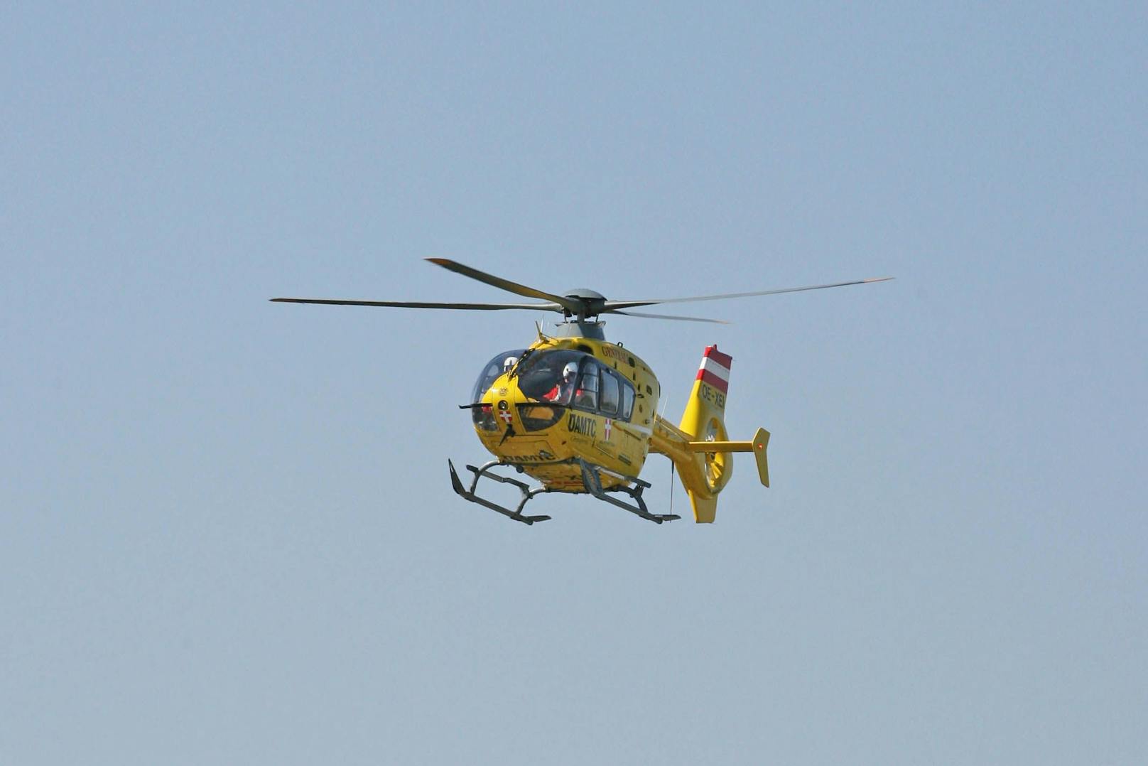 Die schwer verletzte 16-Jährige wurde per Rettungshubschrauber ins LKH Graz geflogen. (Symbolfoto)