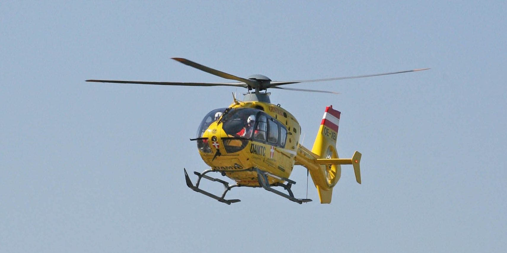 Die beiden Männer wurden mit dem Rettungshubschrauber ins Spital gebracht.