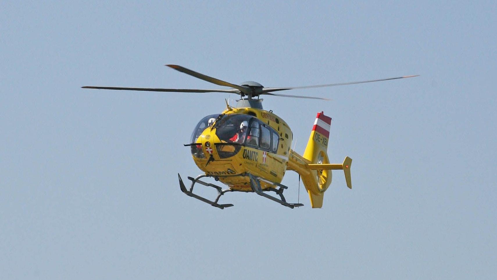 Die beiden Männer wurden mit dem Rettungshubschrauber ins Spital gebracht.