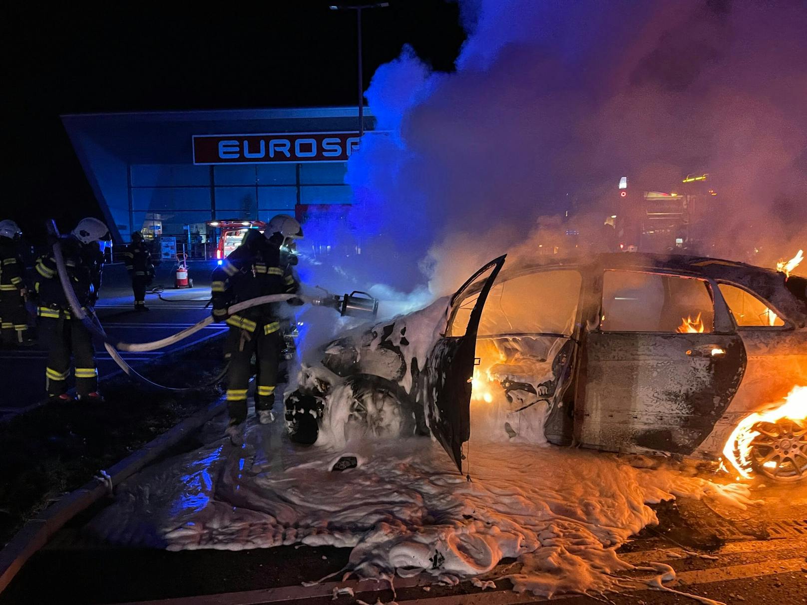 Der Brand wurde mit Löschschaum bekämpft.