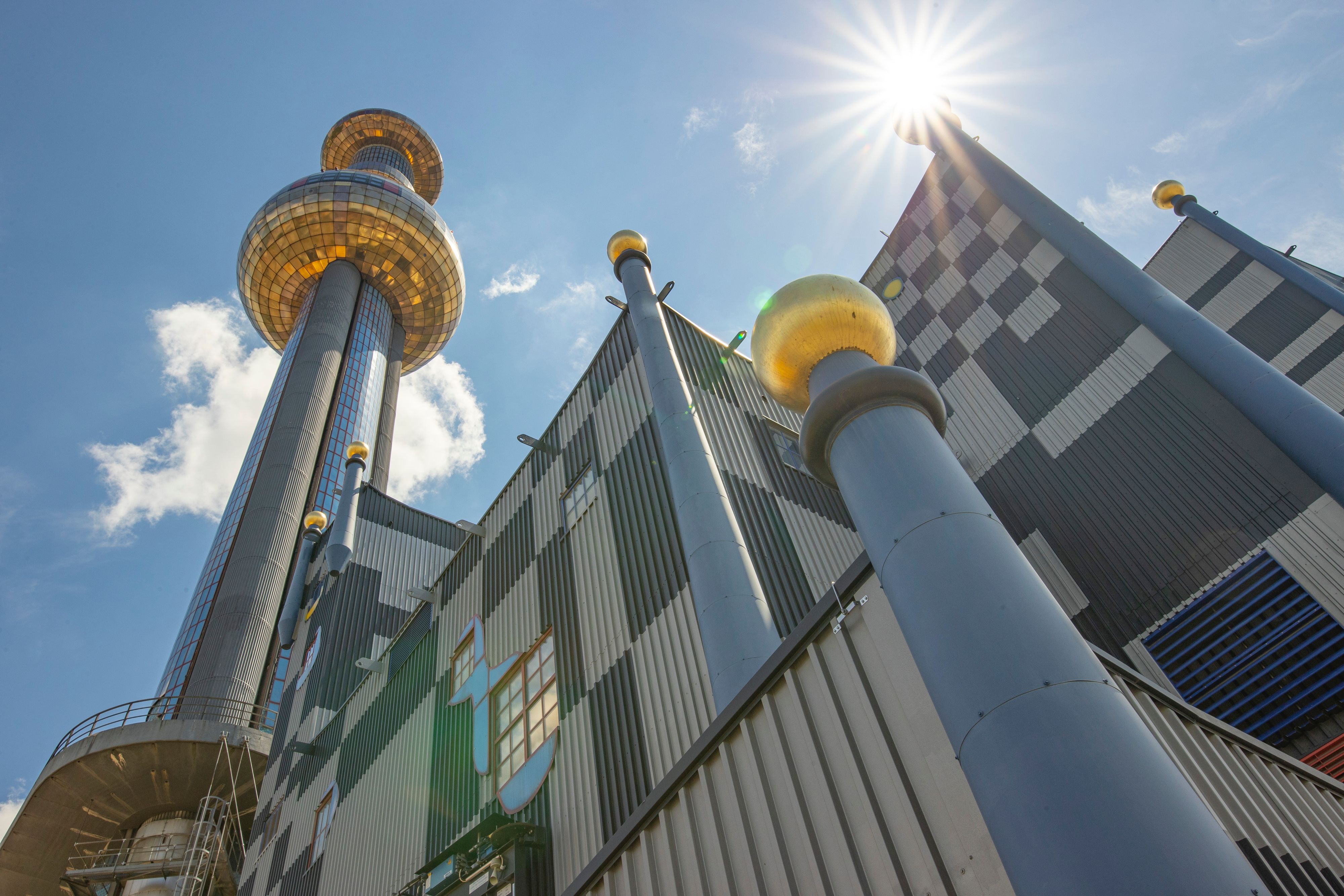 Die Müllverbrennungsanlage Spittelau in Wien: Auch die <a data-li-document-ref="100224276" href="https://www.heute.at/s/wien-fernwaerme-brief-enthuellt-massives-ausmass-der-teuerung-100224276">Kosten für Fernwärme</a> steigen massiv.