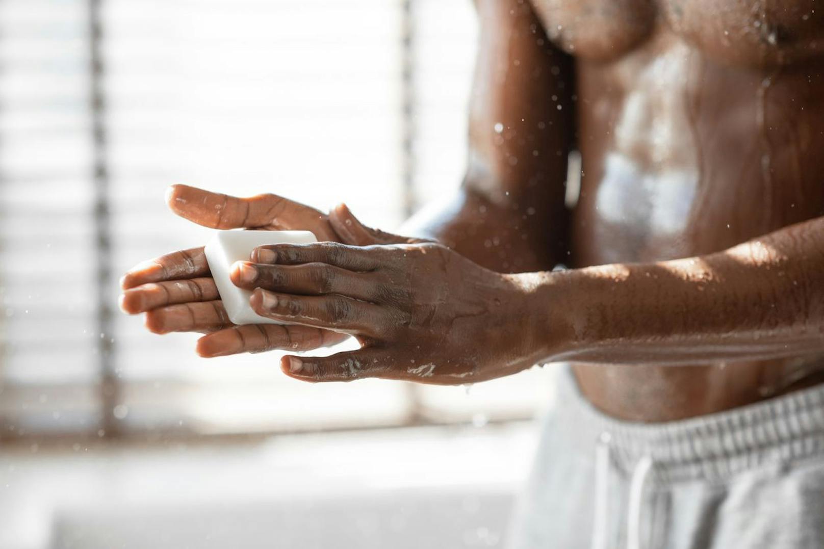 In der Dusche kann eine rückfettende Seife deine Haut reinigen und sie durch den Überschuss an Pflanzenölen auch noch pflegen.