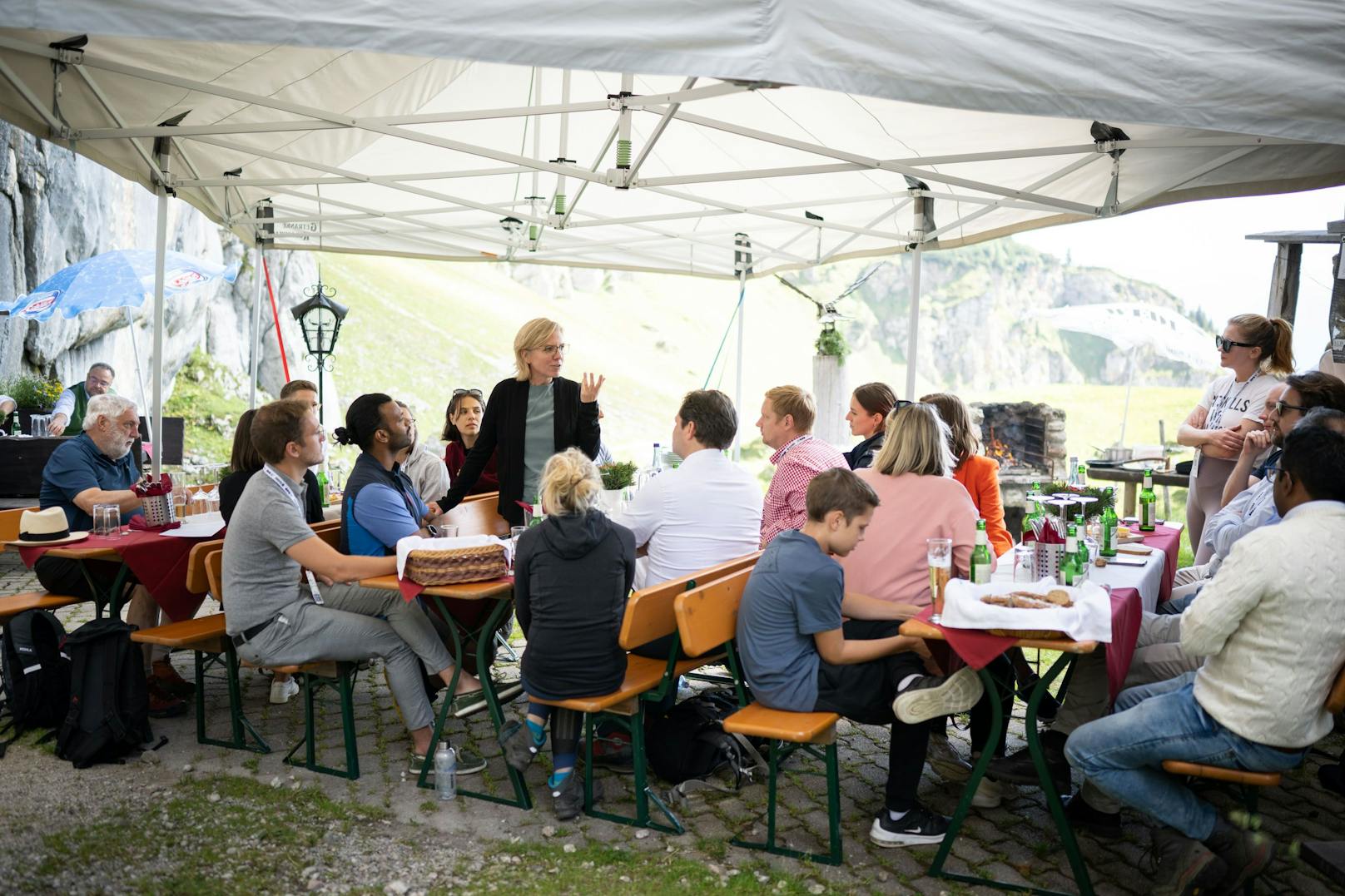 Landwirtschaftsminister Totschnig, Klimaschutzministerin Gewessler und Franz Fischler nutzten das Forum Alpbach um sich mit Stipendiaten bei Wanderung auf den Scherbenstein zur Versorgungslage auszutauschen.  