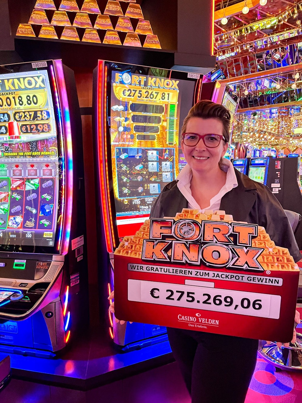 Die Direktorin des Casino Velden Marion Roseneder mit dem Siegerscheck für den Fort Know Gewinner.