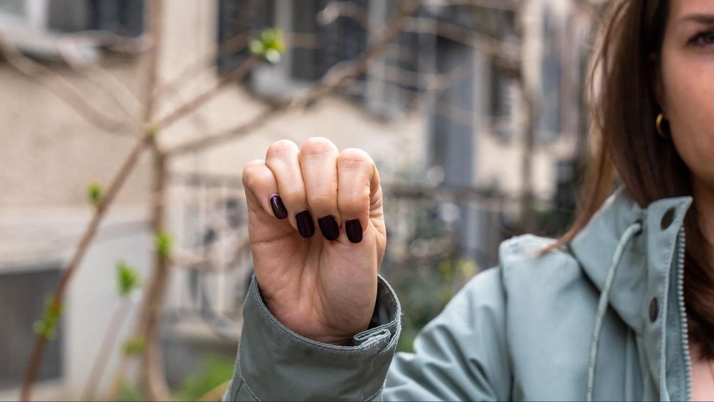 Mit dieser Geste machte die 14-Jährige auf sich aufmerksam.