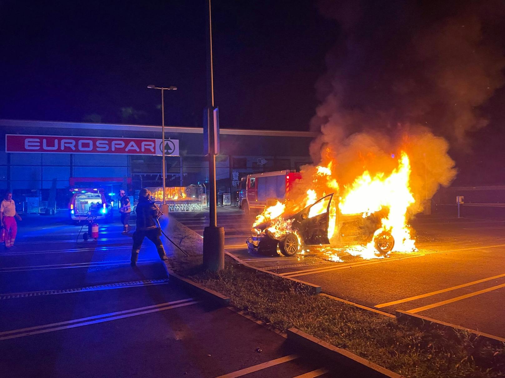 Beim Eintreffen der Feuerwehr brannte das Auto bereits lichterloh.