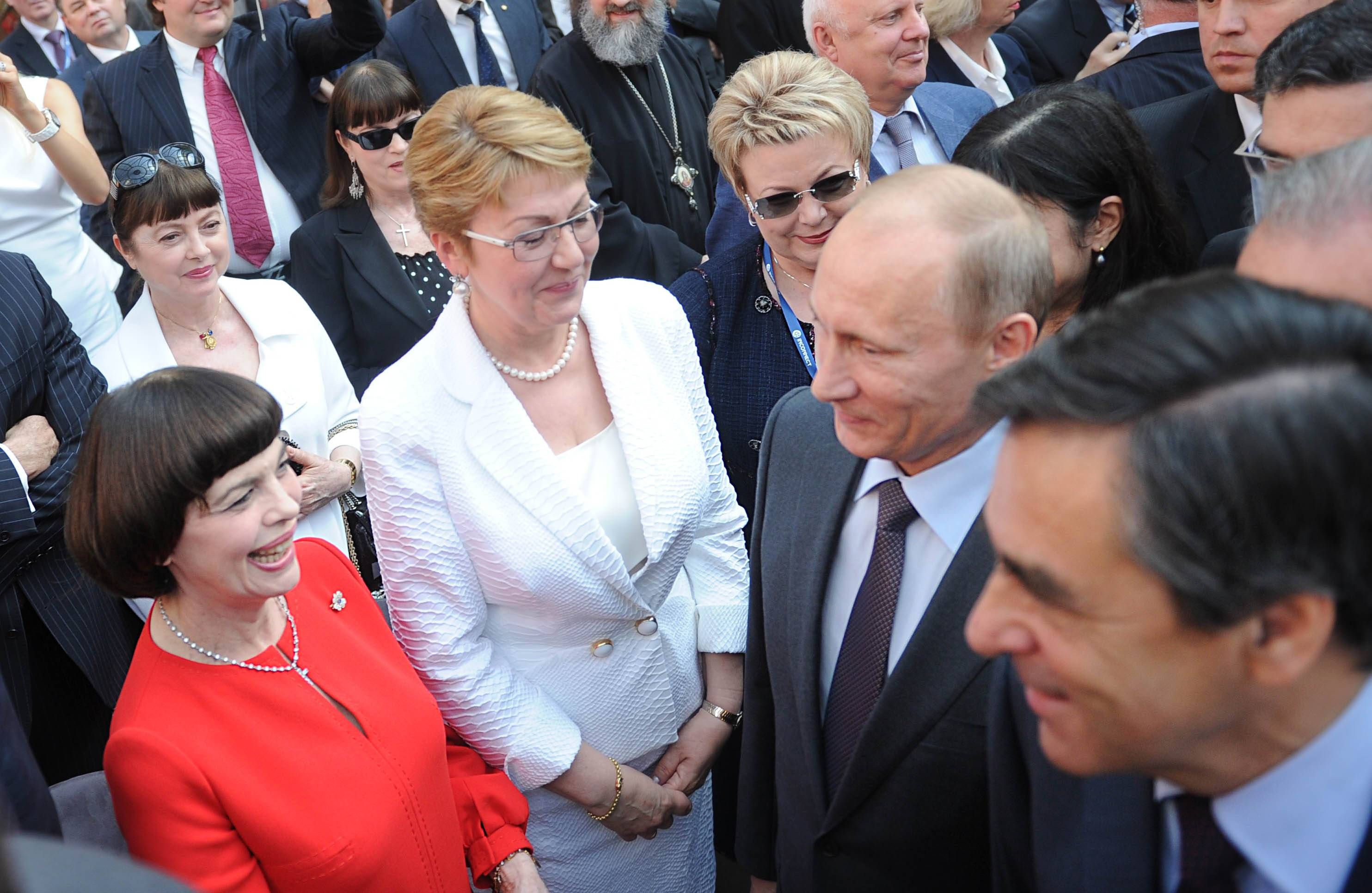 Mireille Mathieu bei einem Treffen mit Wladimir Putin im Jahre 2010