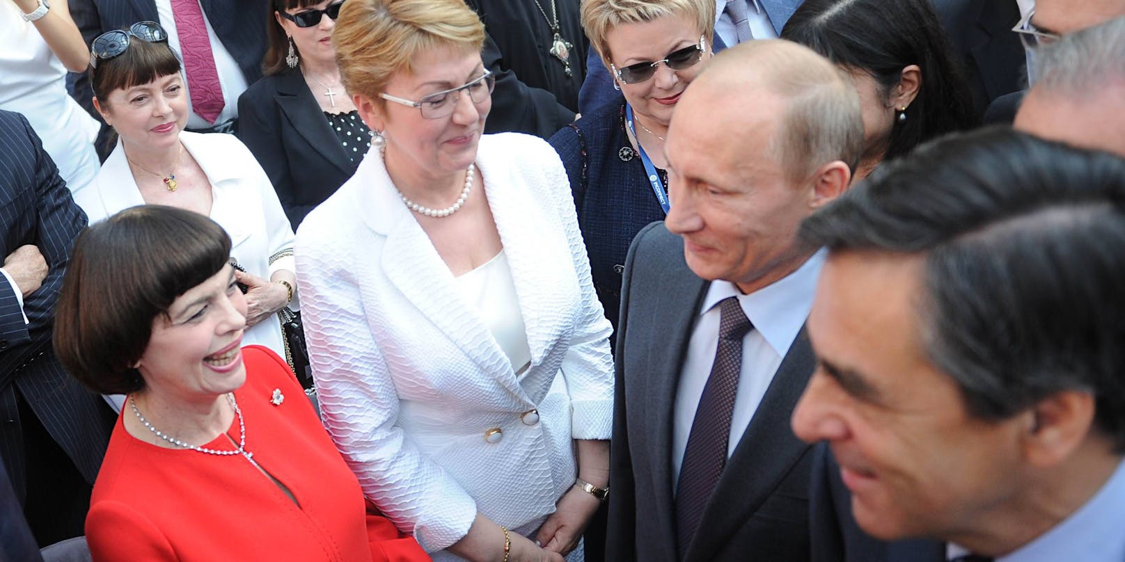 Mireille Mathieu bei einem Treffen mit Wladimir Putin im Jahre 2010