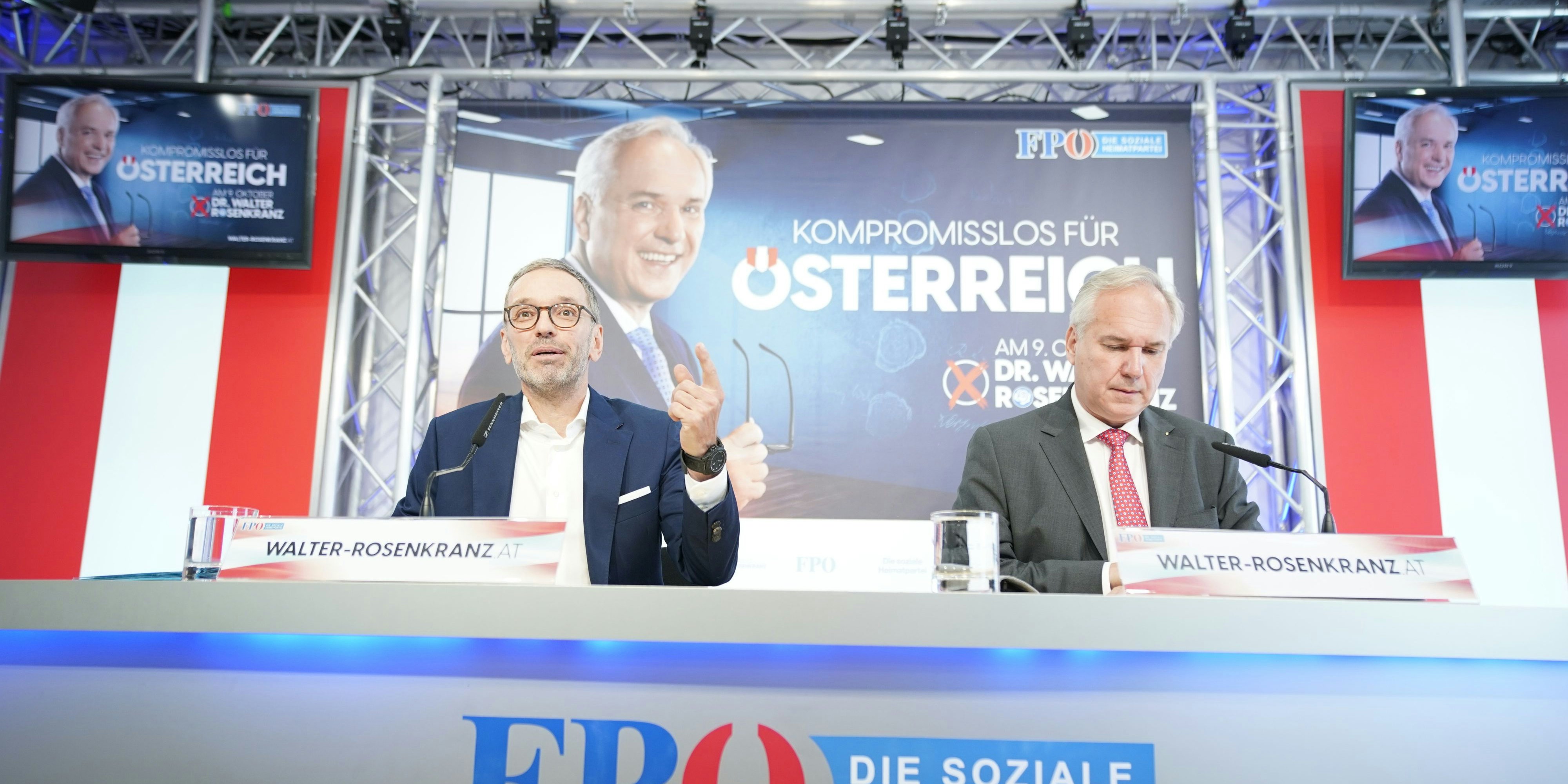 Herbert Kickl und Walter Rosenkranz vor dem Wahlplakat.