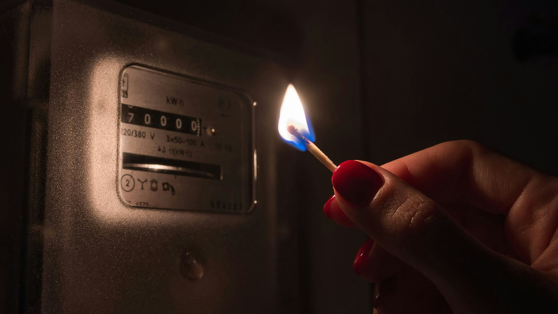 Bei einem Blackout braucht man mehr als nur ein paar Streichhölzer daheim. Symbolbild.