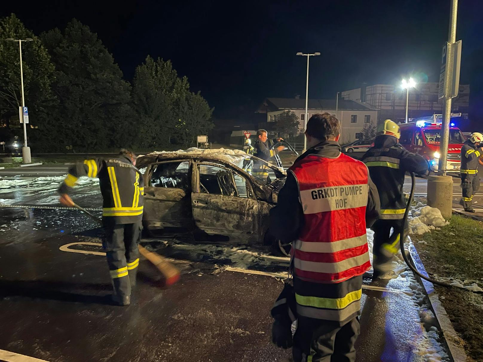 Auch der Parkplatz wurde schwer beschädigt.