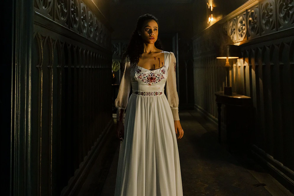 Nathalie Emmanuel als Evie.