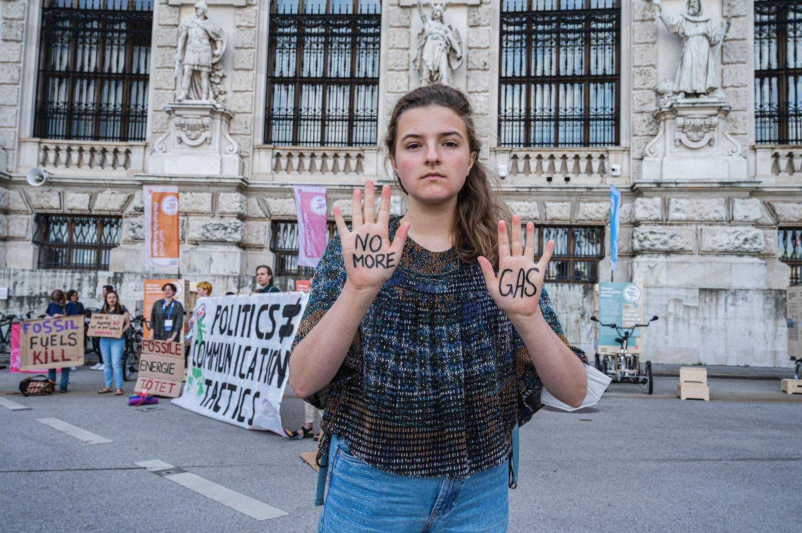 Eine Aktivistin von Fridays for Future Austria fordert den Gasausstieg Österreichs.