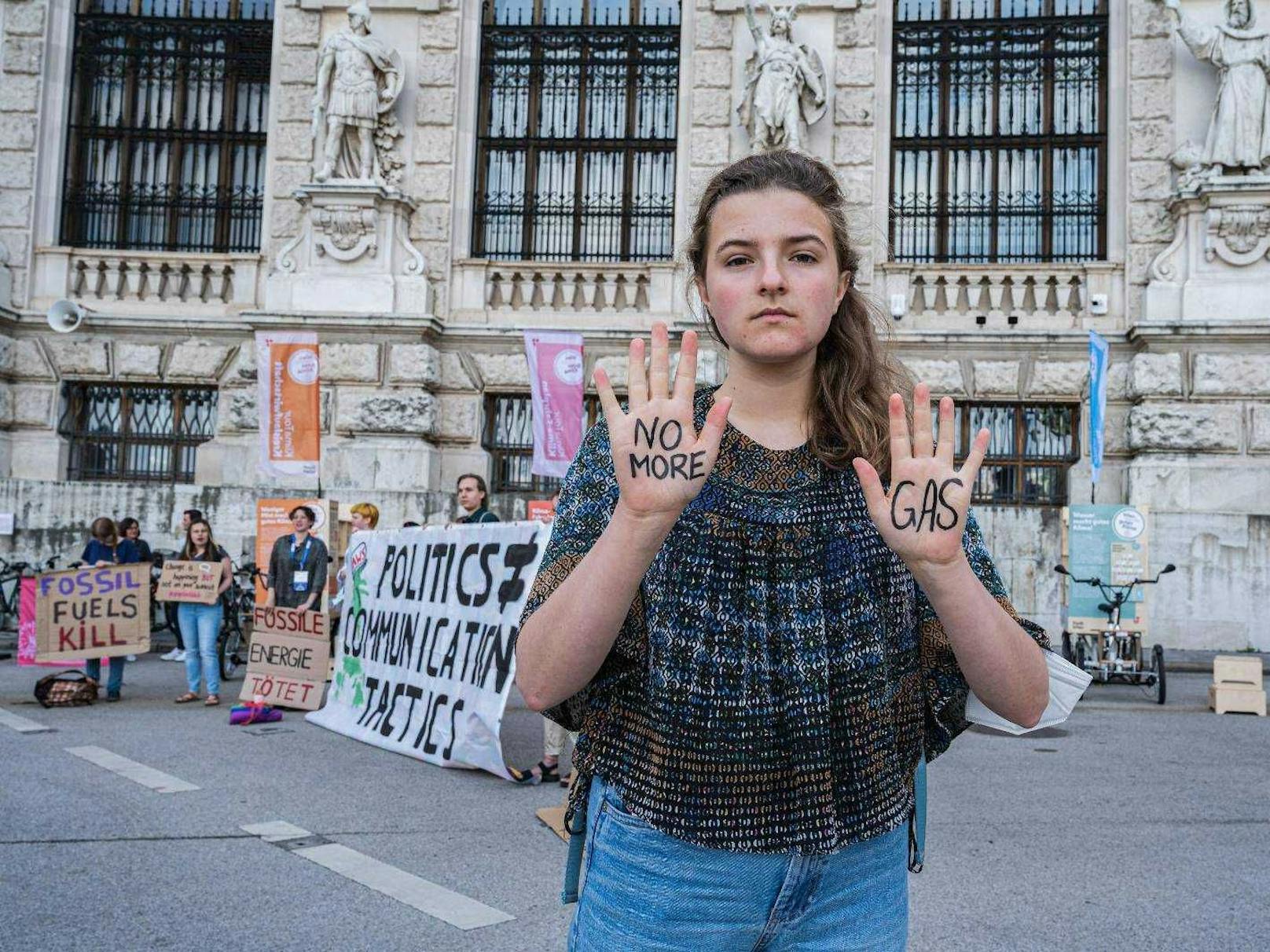 Eine Aktivistin von Fridays for Future Austria fordert den Gasausstieg Österreichs.