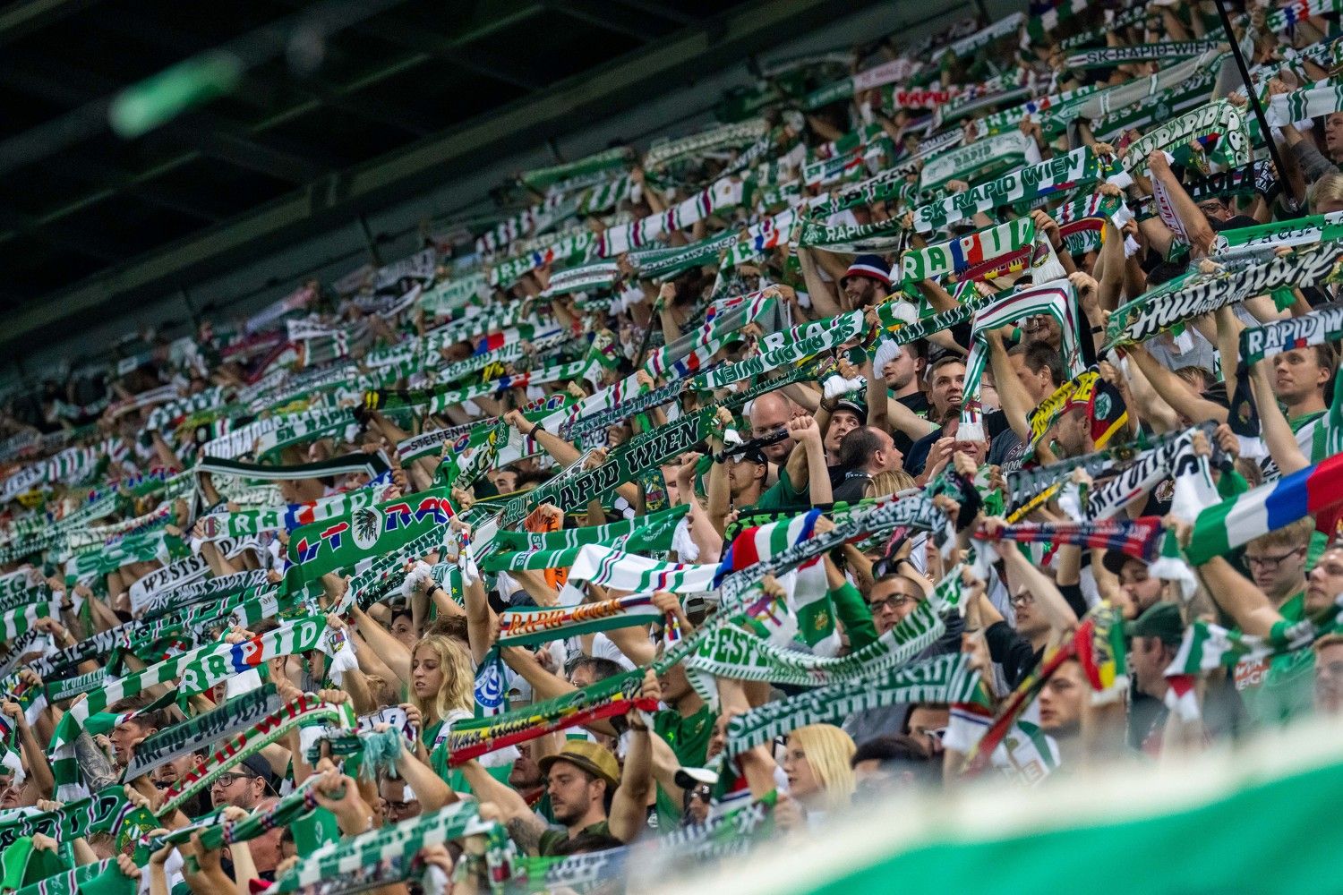 Rapid-Fans: Vor und während des Spiels noch hoffnungsvoll, nach dem Abpfiff außer sich.