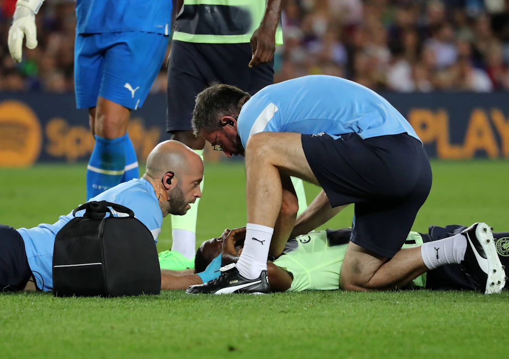 Luke Mbete musste minutenlang behandelt werden. 