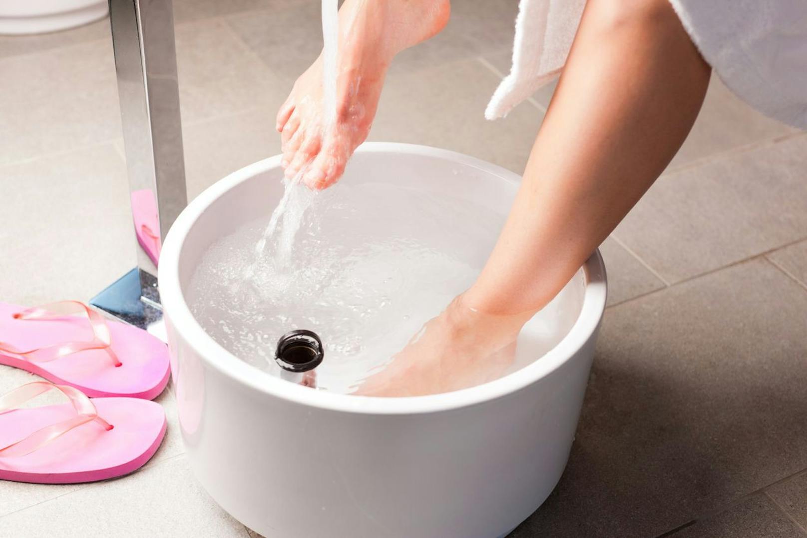Eine nachhaltige Fußpflege klappt am besten von zu Hause. Ein lauwarmes Bad weicht deine Füße schön auf, damit du deine Hornhaut entfernen kannst und weitere Nagelpflege-Kuren unternehmen kannst.