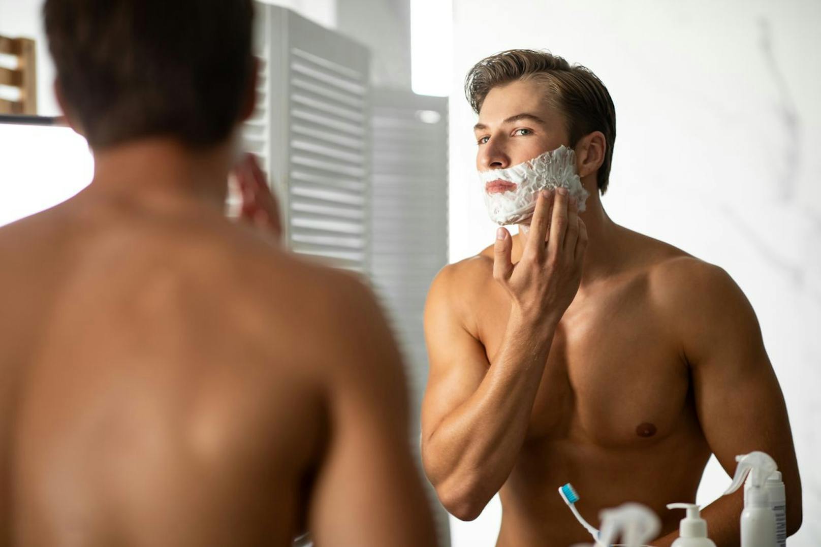 Dein Shampoo sollte nicht als Duschgel verwendet werden und Body-Lotion hat tatsächlich eine pflegende Wirkung auf die Haut.