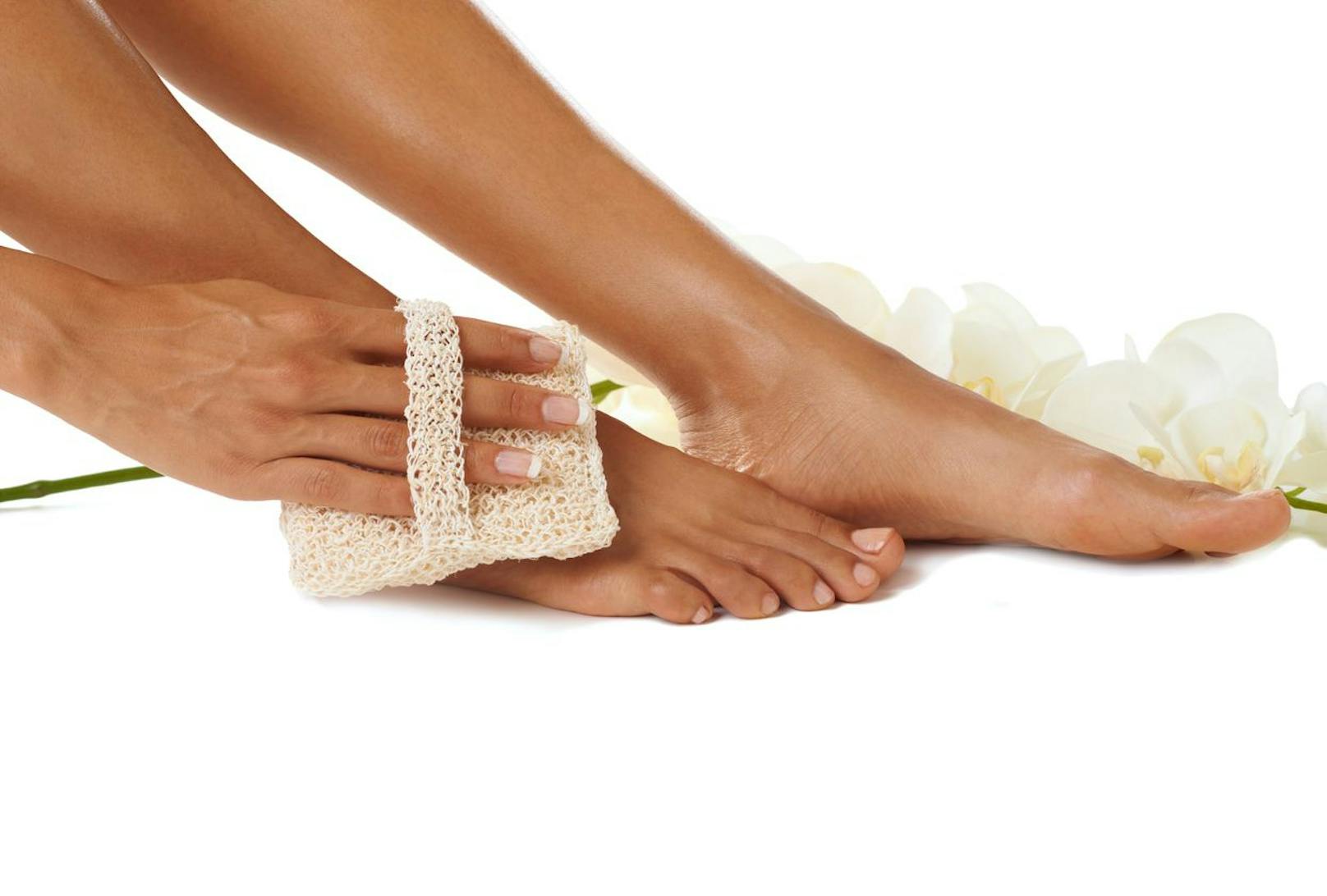 Eine richtige Verwöhnung erlebst du durch ein angenehmes Fußpeeling, damit du selbst deine Füße verschönern kannst.
