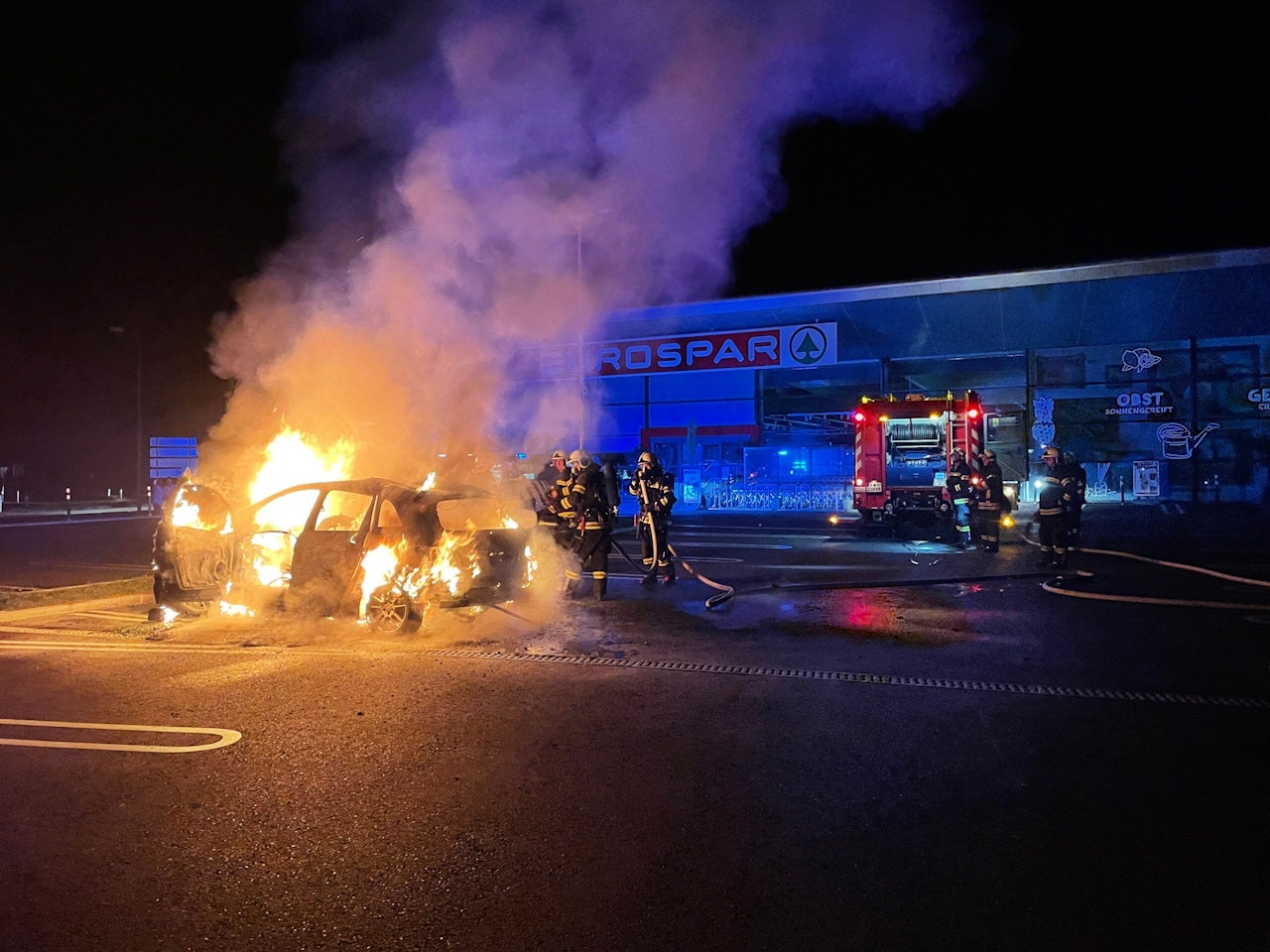 Heute.at - Auto in Vollbrand – Pensionist  (73) entkam Inferno