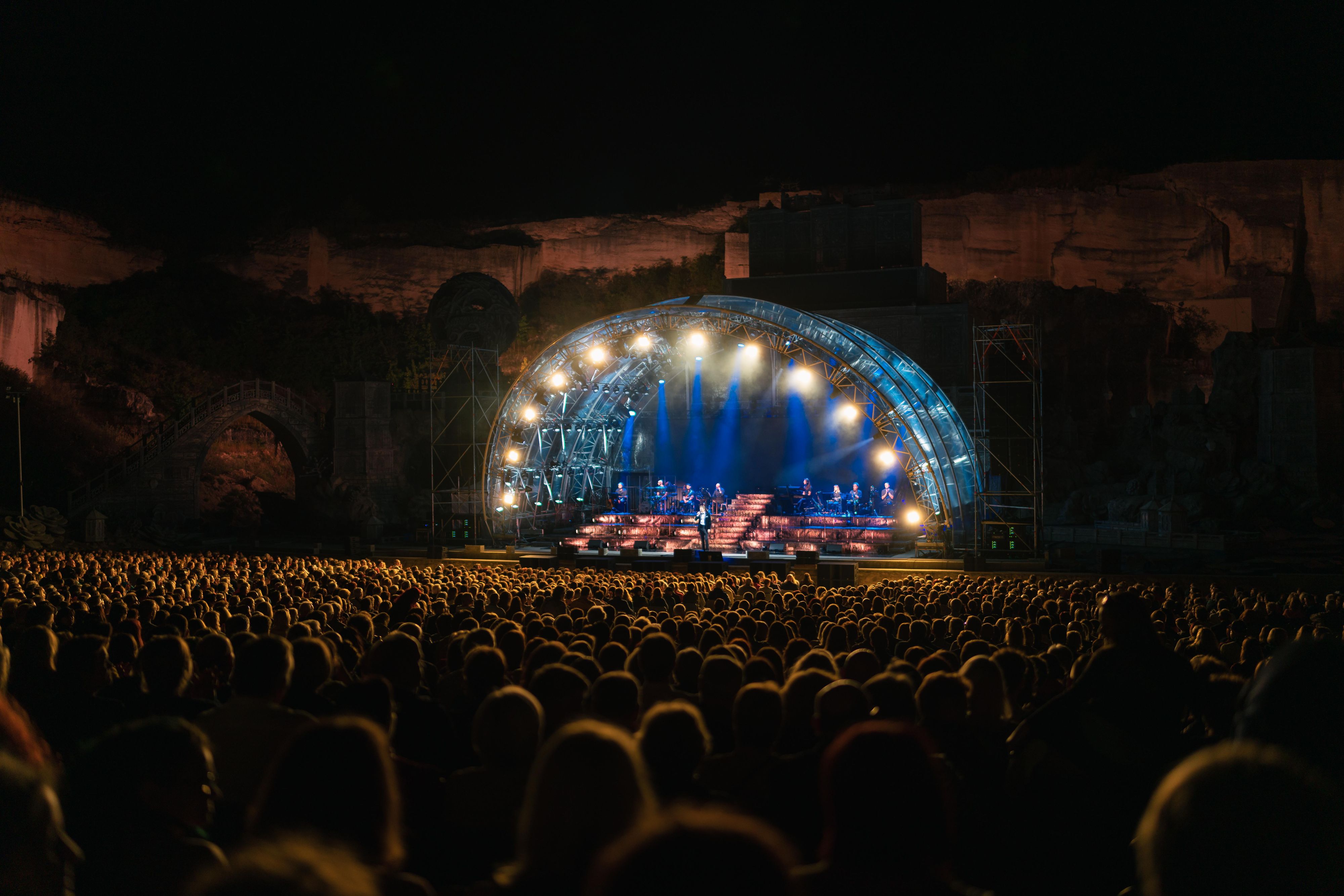 Die Musicalstars treten vor der imposanten Kulisse des Steinbruchs auf.
