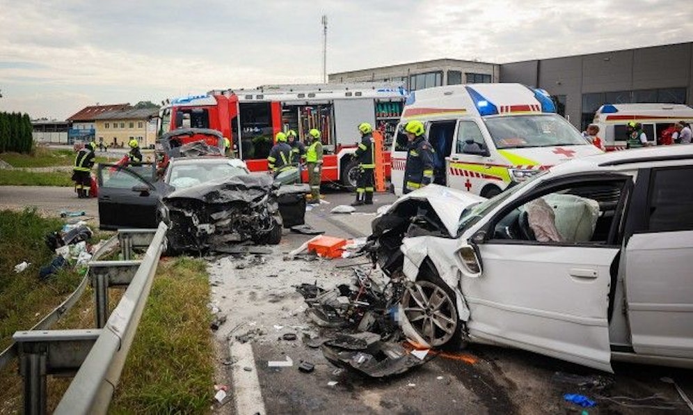 Vier Personen wurden bei dem Crash verletzt.