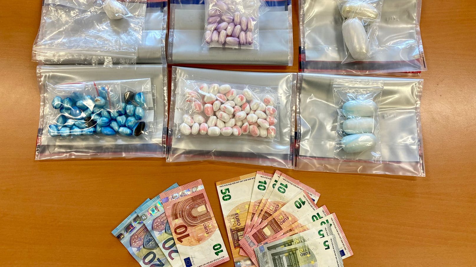 Die Ermittler stellten zahlreiche Kügelchen mit Suchtgift, insgesamt 263,7 Gramm Heroin und 41,5 Gramm Kokain sowie Bargeld in Höhe von 170 Euro sicher.