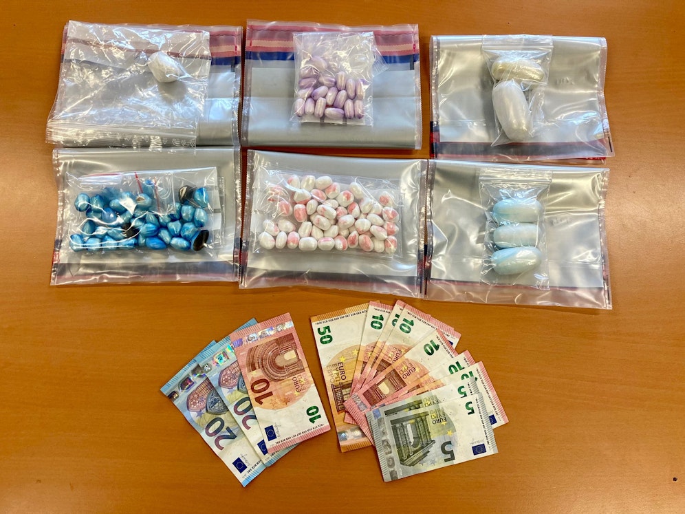 In der Wohnung wurden Drogen und Bargeld sichergestellt. Archivbild. 