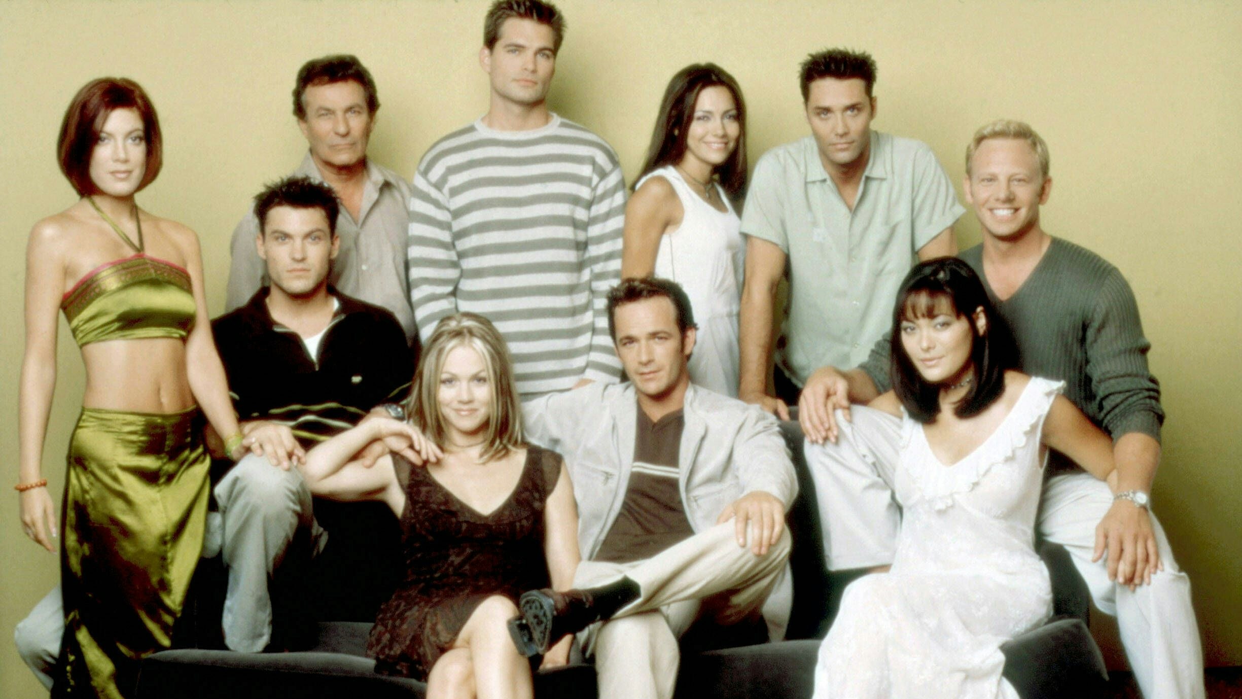 BEVERLY HILLS 90210, standing, from left: Tori Spelling, Joe E. Tata, Daniel Cosgrove, Vanessa Marcil, Vincent Young, sitting: Brian Austin Green, Jennie Garth, Luke Perry, Lindsay Price, 1999, 1990-2000. photo: George Lange / Aaron Spelling Prod. / Courtesy: Everett Collectiona Aaron Spelling Prods/Courtesy Everett Collection ACHTUNG AUFNAHMEDATUM GESCHÄTZT PUBLICATIONxINxGERxSUIxAUTxONLY Copyright: xAaronxSpellingxProds/CourtesyxEverettxCollectionx TSDBEHI EC412