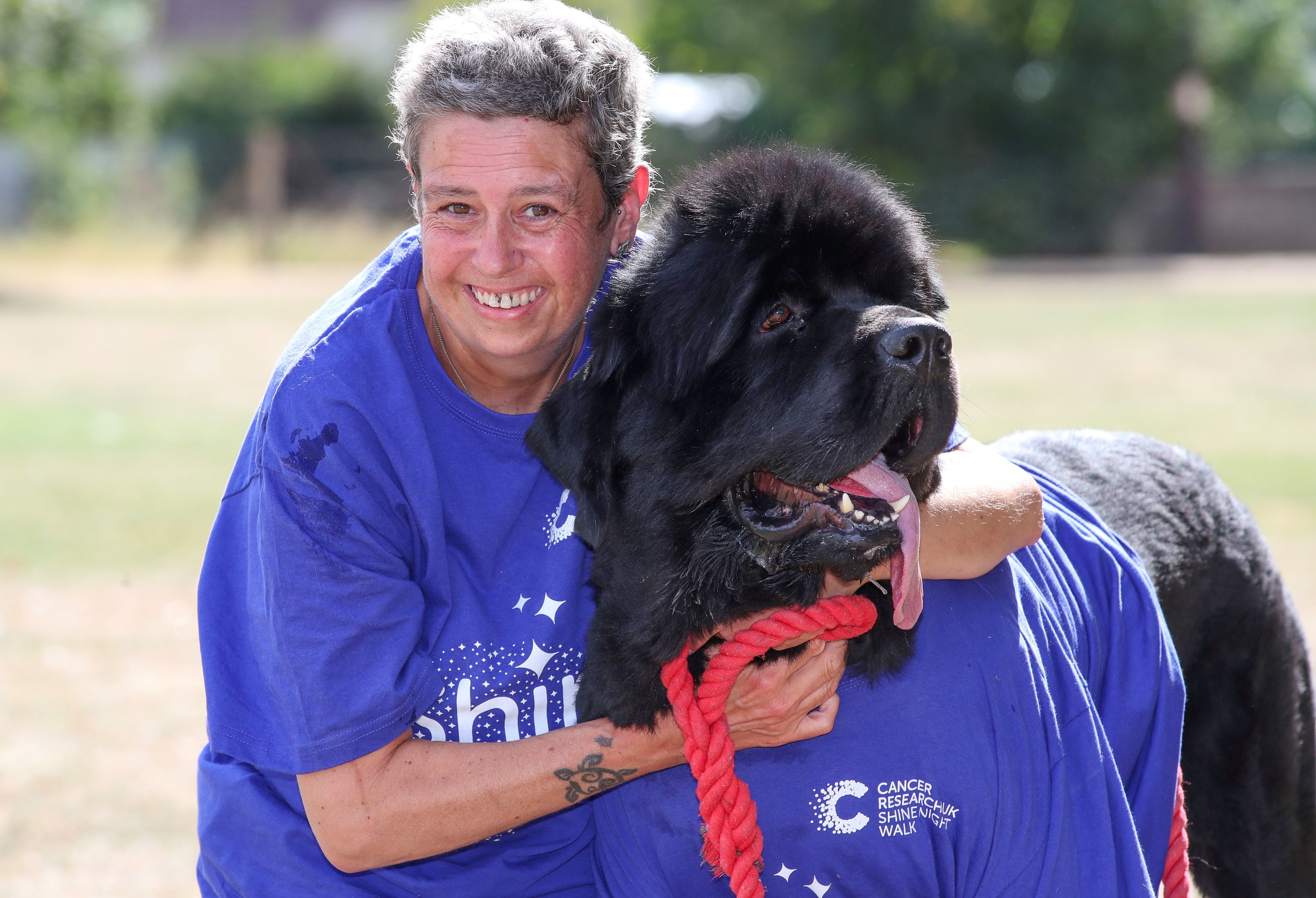 Die 45-jährige Lucy Giles verdankt ihr Leben ihrem Neufundländer 
