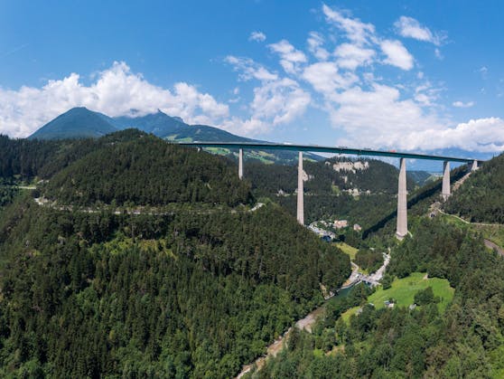 Die Europabrücke in Tirol. Mit einer Höhe von 190 m über Grund war sie zum Zeitpunkt ihrer Fertigstellung 1963 für rund zehn Jahre die höchste Brücke Europas.