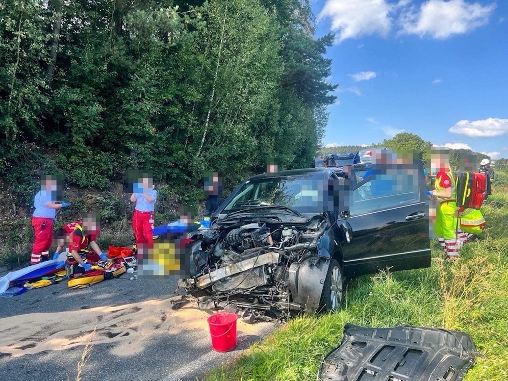 Frontalcrash fordert 4 Verletzte darunter ein Kind.