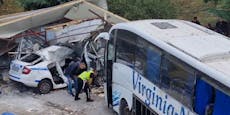 Migranten-Bus kracht in Polizeiauto – 2 Beamte tot