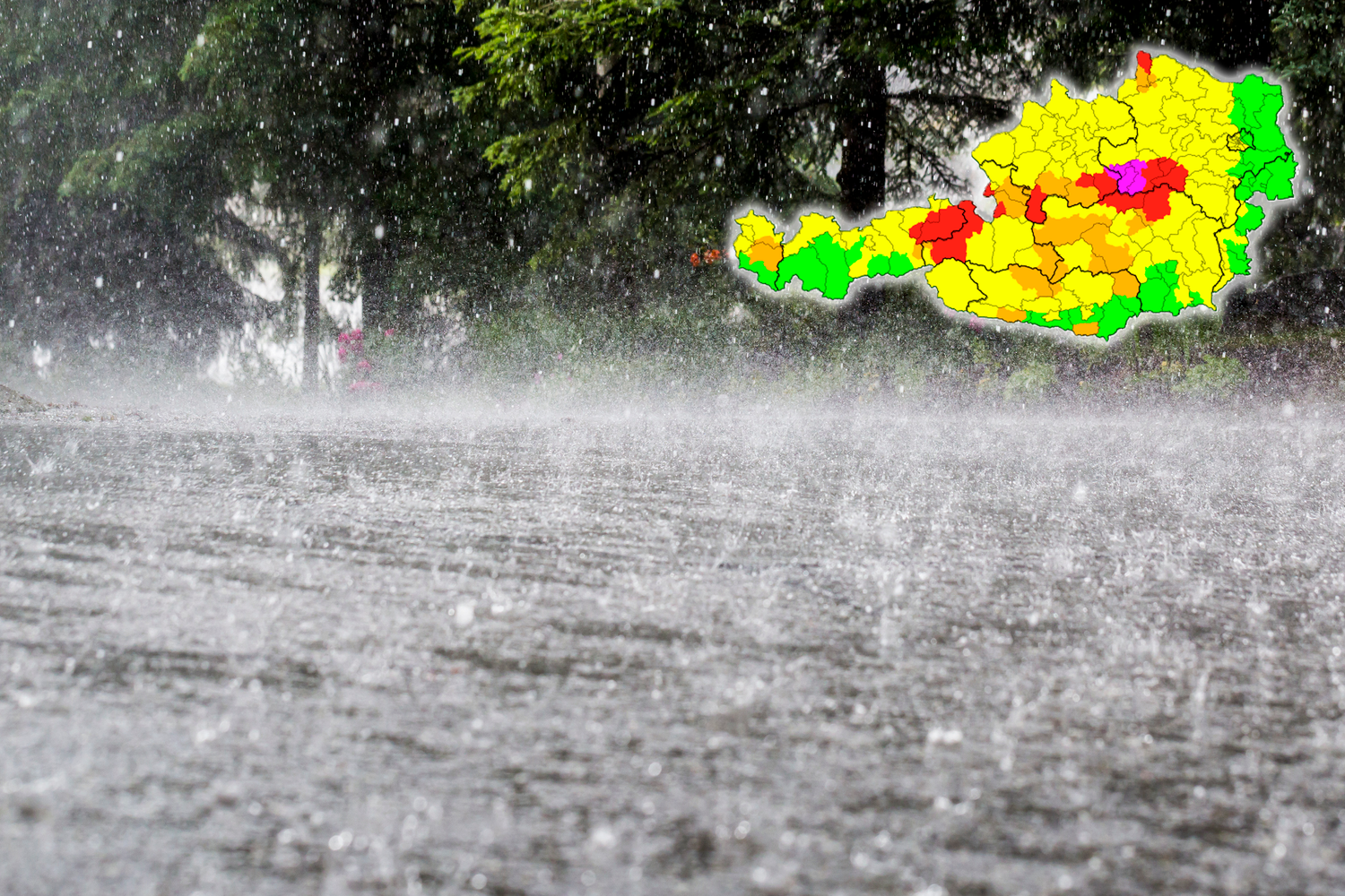 Die Gewitterherde bewegen sich aktuell kaum – gerade deswegen drohen kleinräumige Überflutungen.