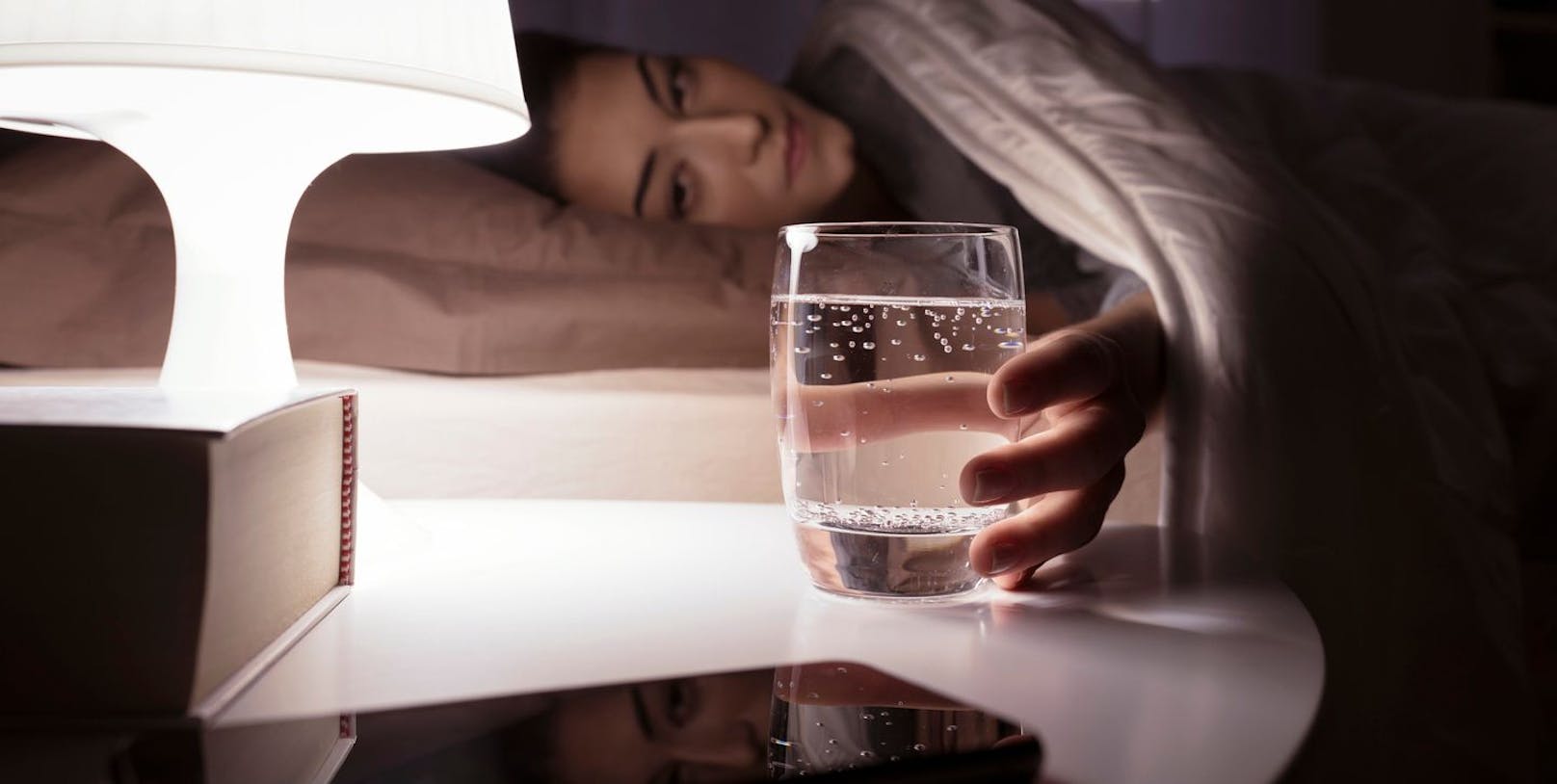 Wasser ist gesund und spendet deinem Körper die nötige Flüssigkeitszufuhr. Trinkst du allerdings kurz vor dem Schlaf zu viel davon kann dein Körper diesen nicht abtransportieren. Stille deinen Durst lieber einige Stunden bevor du dich hinlegst.