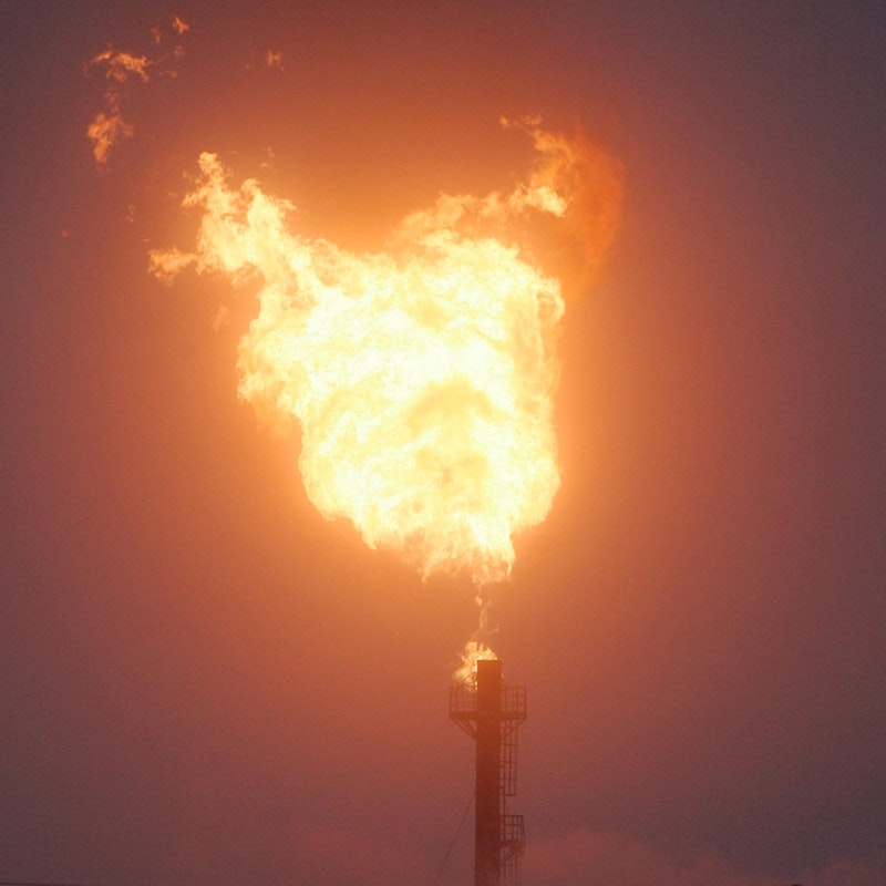 An der Grenze zu Finnland verbrennt Russland in einer riesigen Flamme Gas, das eigentlich nach Deutschland exportiert werden würde.