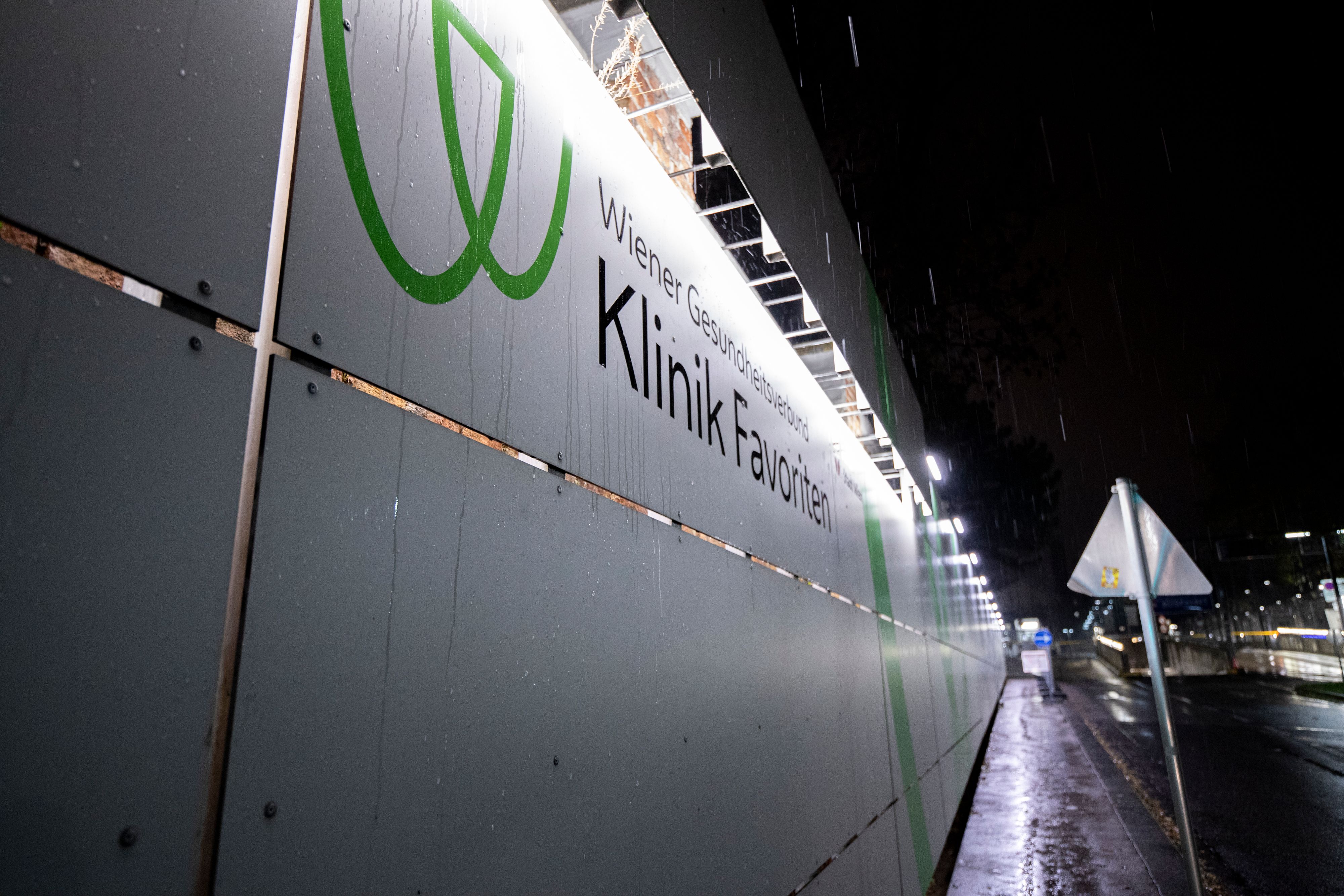 Download von www.picturedesk.com am 26.08.2022 (12:24).  Schriftzug und Logo ,,Klinik Favoriten" im Eingangsbereich des Krankenhauses. Wien, Österreich. Dezember 2020 // Writng and logo ,,Hospital Favoriten" in the entrance area of the hospital. Vienna, Austria. December 2020 - 20201210_PD8056 - Rechteinfo: Rights Managed (RM)